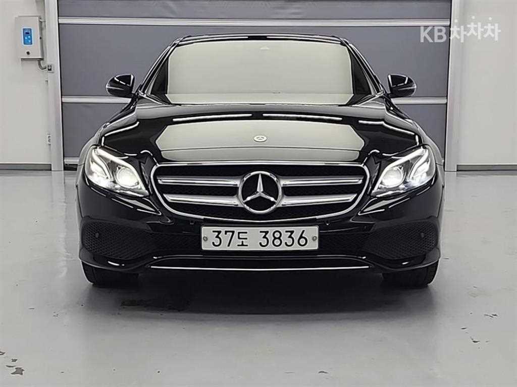 Mercedes Benz E class - Vista 3