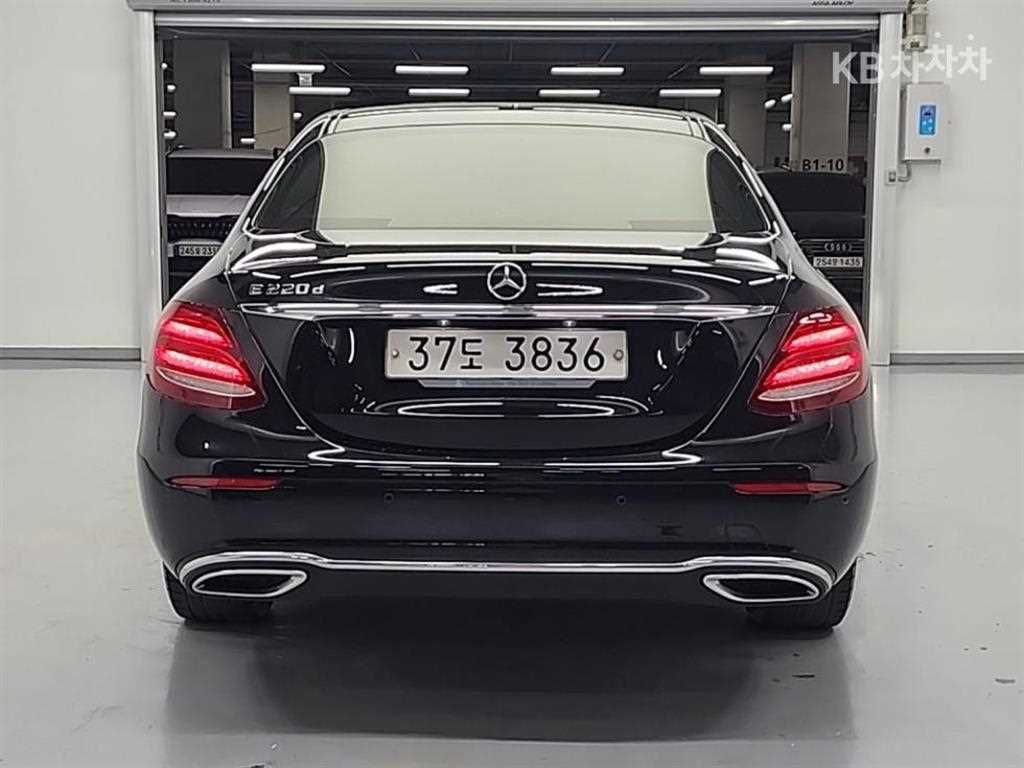 Mercedes Benz E class - Vista 4