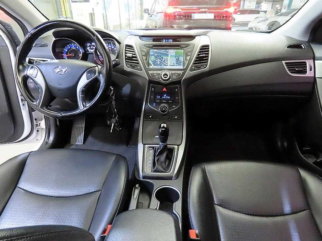 HYUNDAI Avante - Vista 10