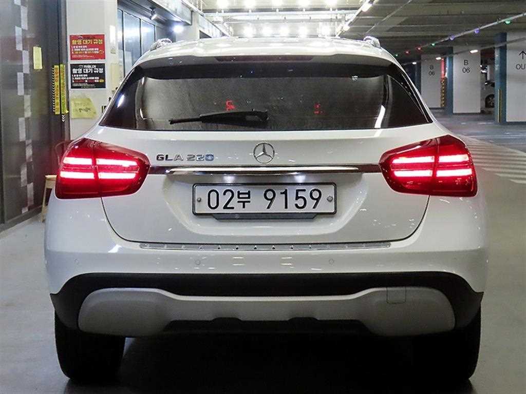 Mercedes Benz GLA Class - Vista 5