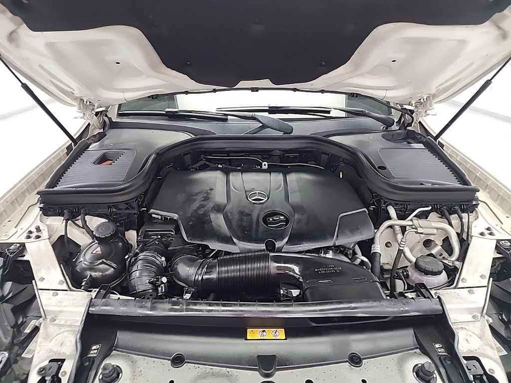 Mercedes Benz GLC Class - Vista 5