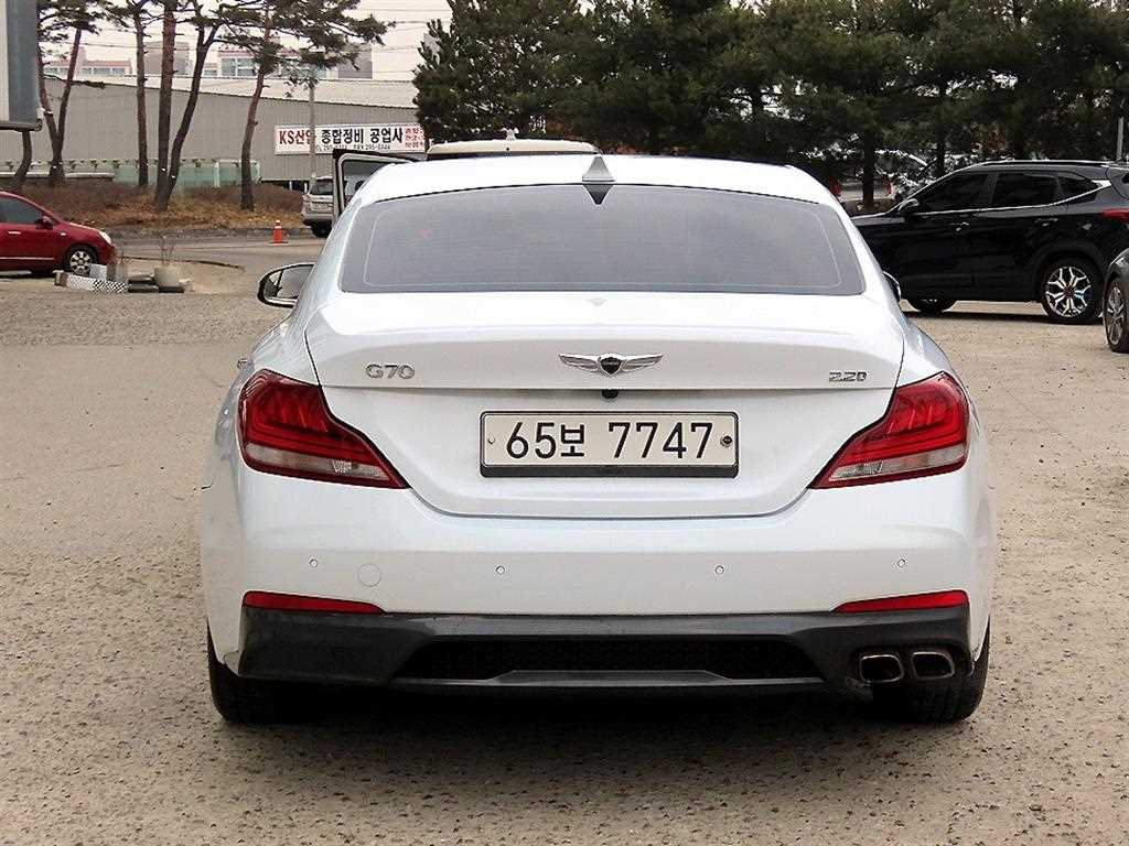 Genesis G70 - Vista 4