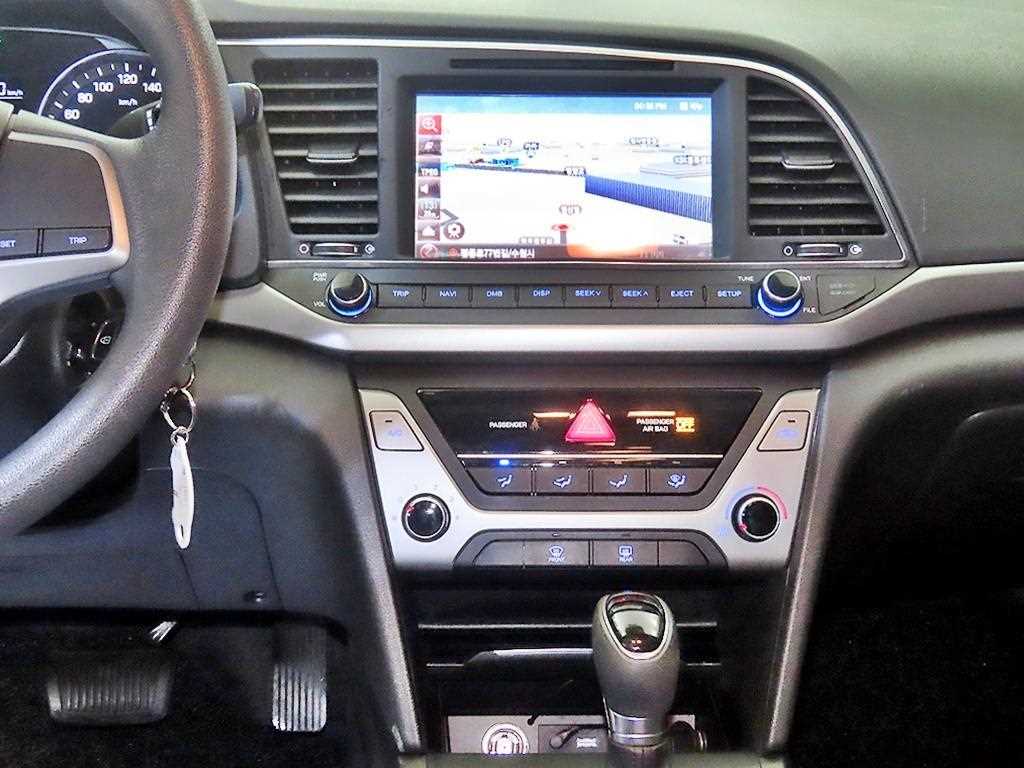 HYUNDAI Avante - Vista 11