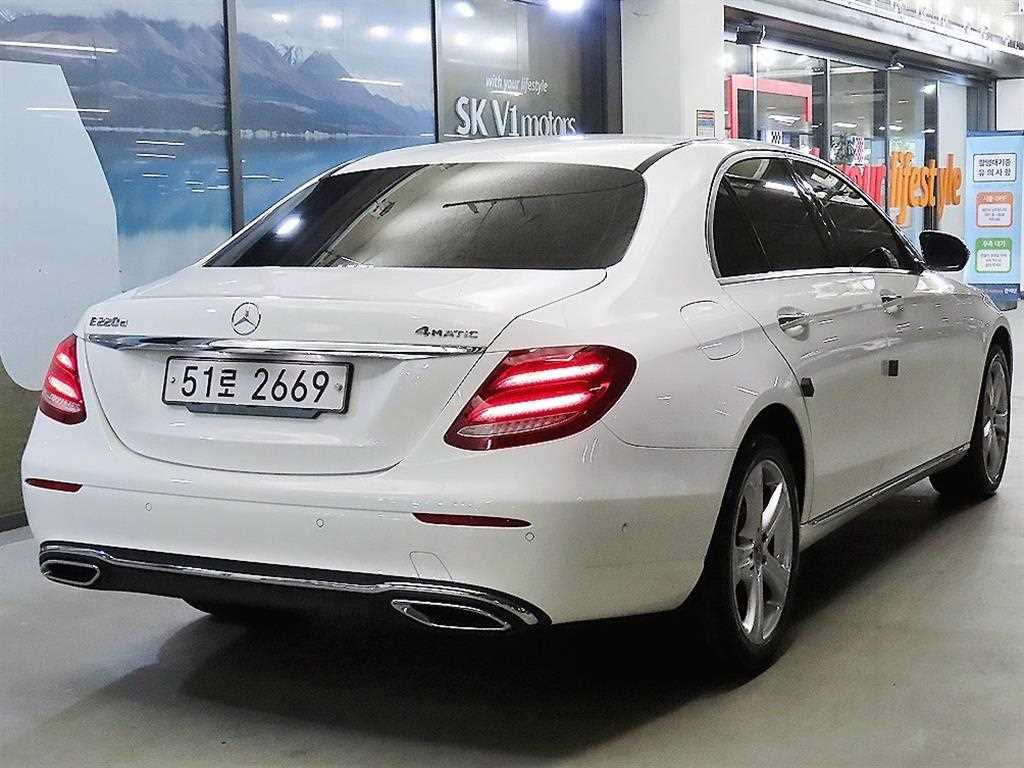 Mercedes Benz E class - Vista 4
