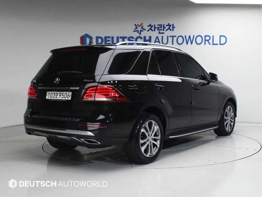 Mercedes Benz GLE Class - Vista 3