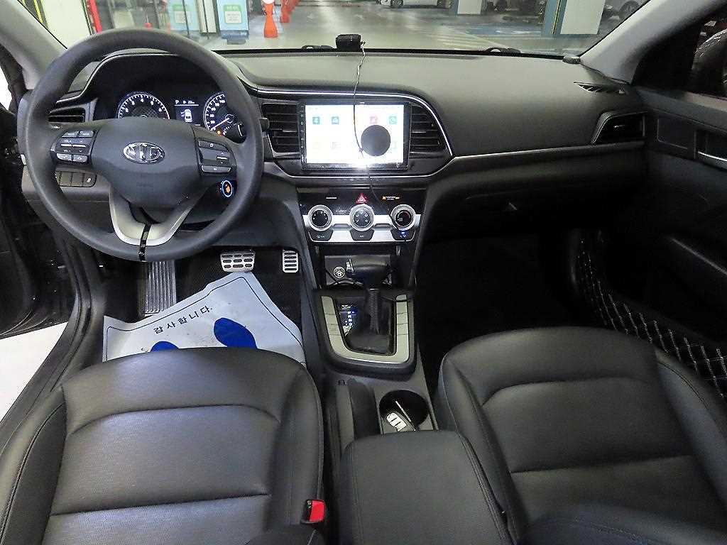 HYUNDAI Avante - Vista 10