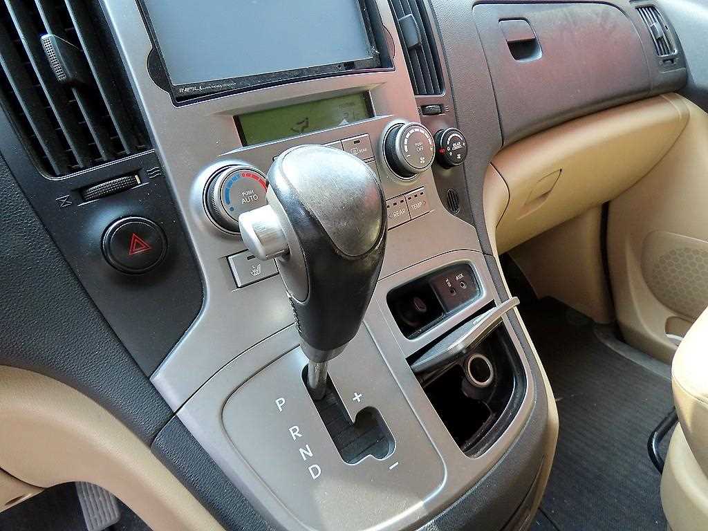 HYUNDAI Starex - Vista 12