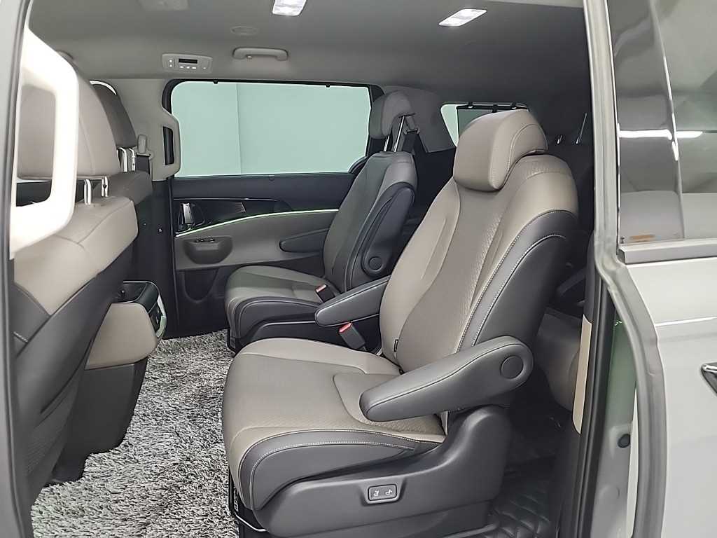 KIA Carnival - Vista 12