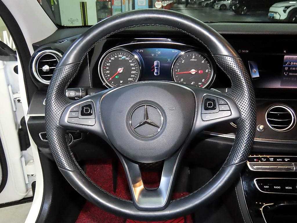 Mercedes Benz E class - Vista 8