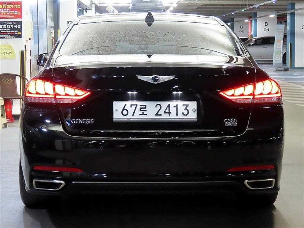 HYUNDAI Genesis - Vista 5