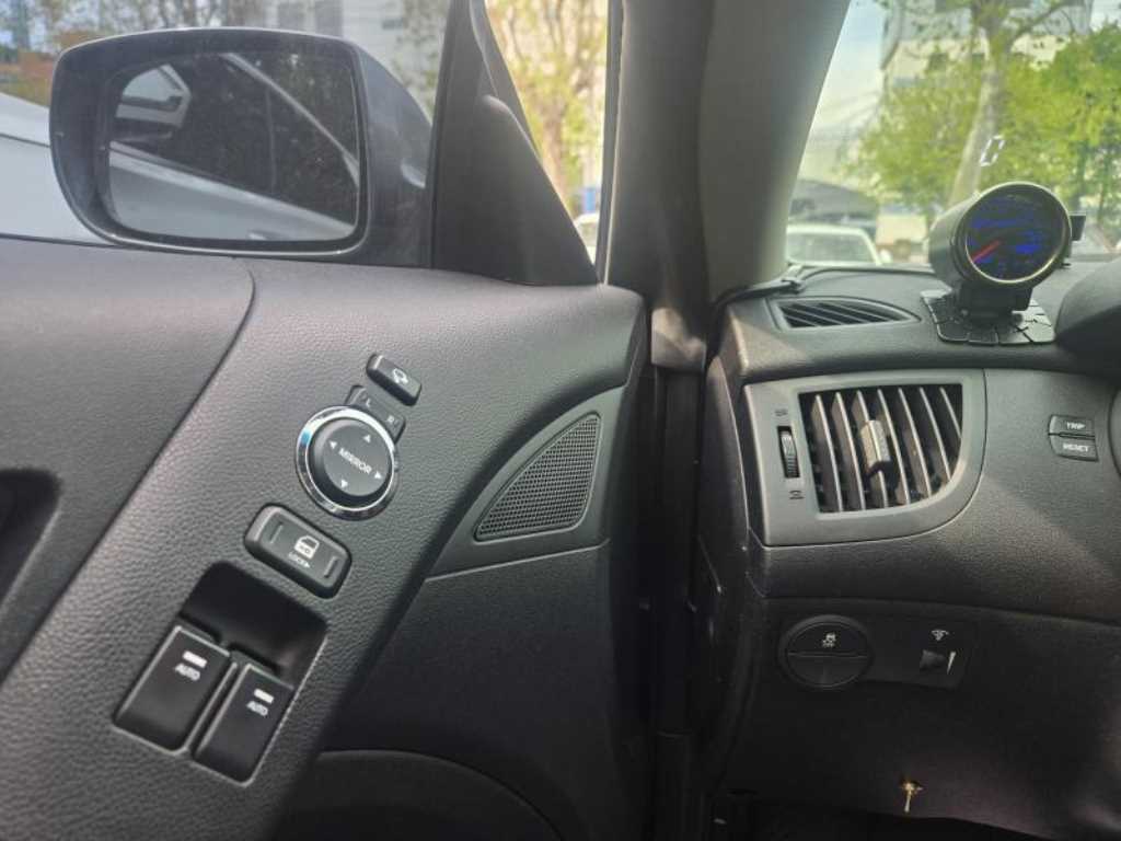 HYUNDAI Genesis - Vista 10