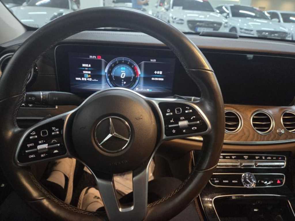 Mercedes Benz E class - Vista 8