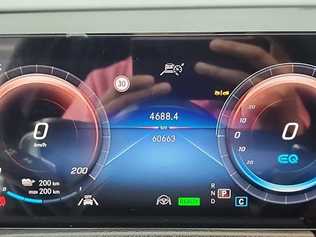 Mercedes Benz EQB - Vista 6