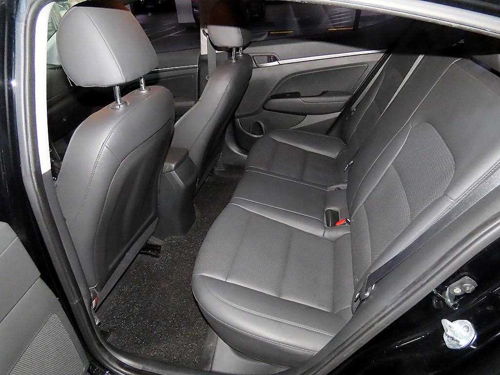 HYUNDAI Avante - Vista 7
