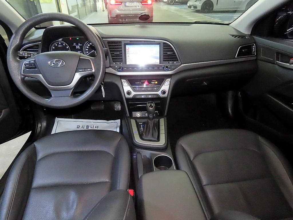 HYUNDAI Avante - Vista 10