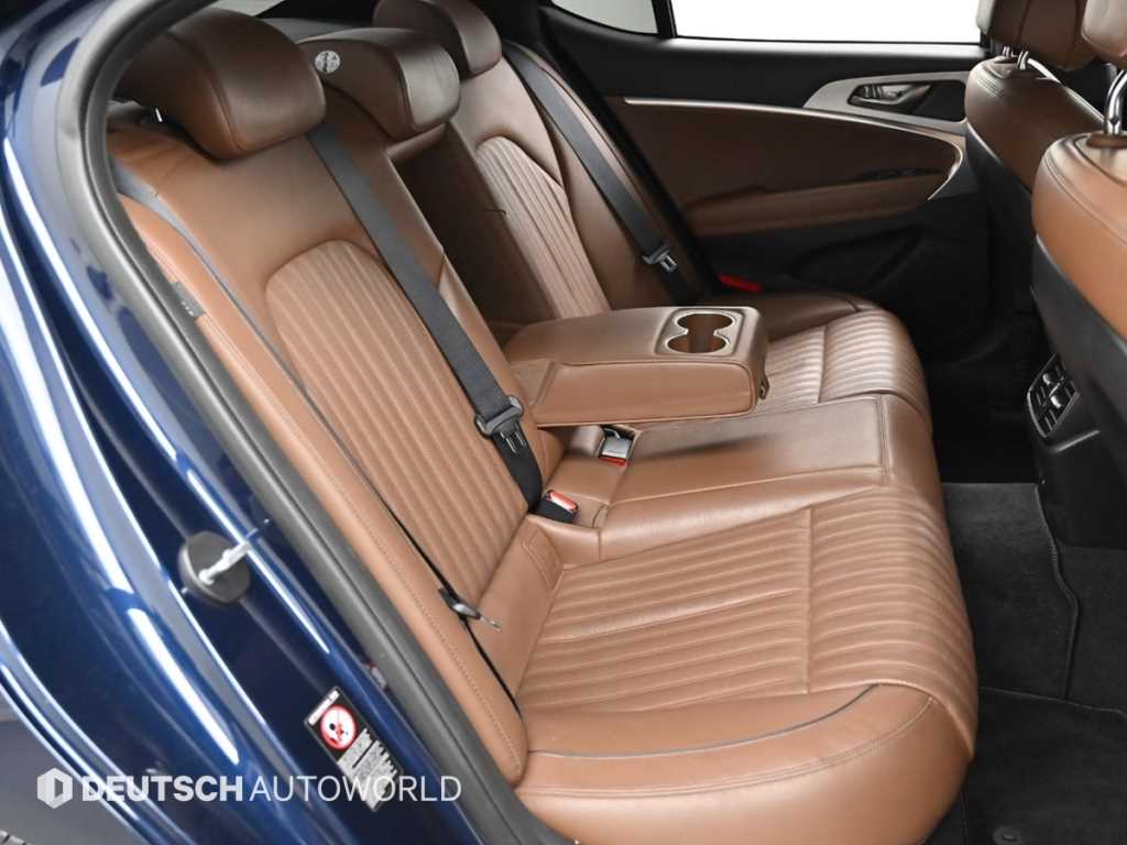 Genesis G70 - Vista 12