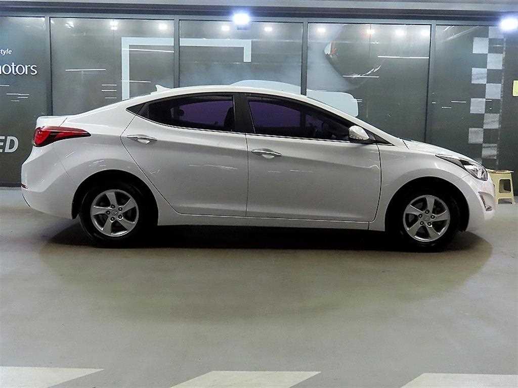 HYUNDAI Avante - Vista 3
