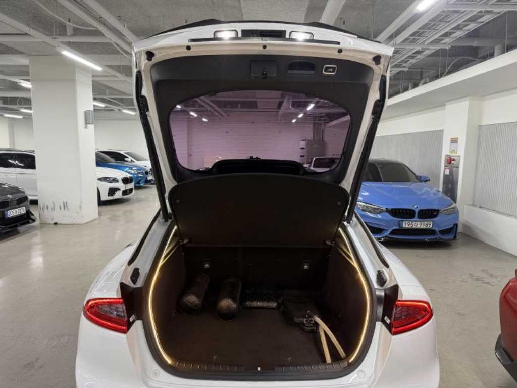 KIA Stinger - Vista 6