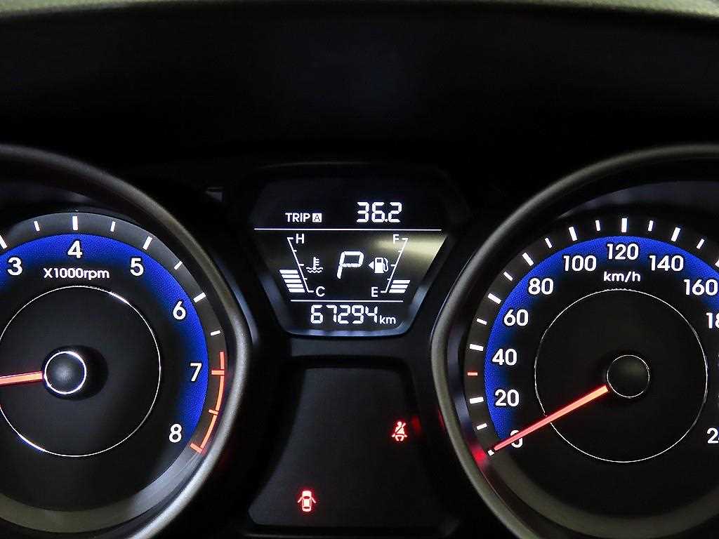 HYUNDAI Avante - Vista 9