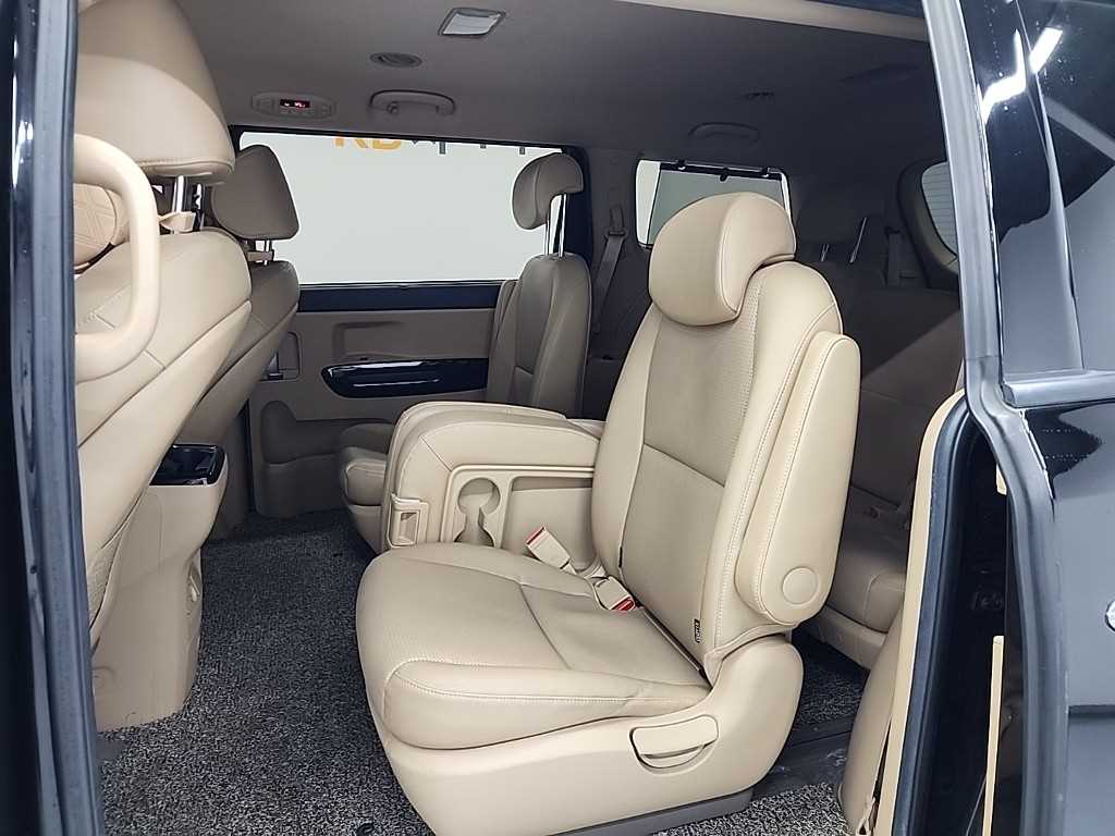 KIA Carnival - Vista 12