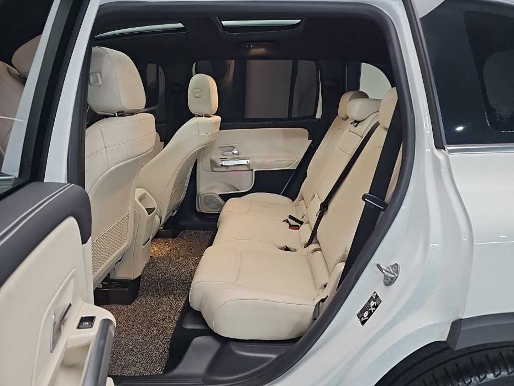 Mercedes Benz GLB Class - Vista 12