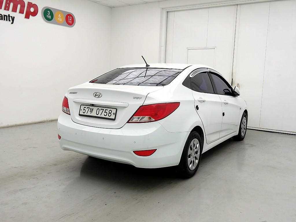HYUNDAI Accent - Vista 4
