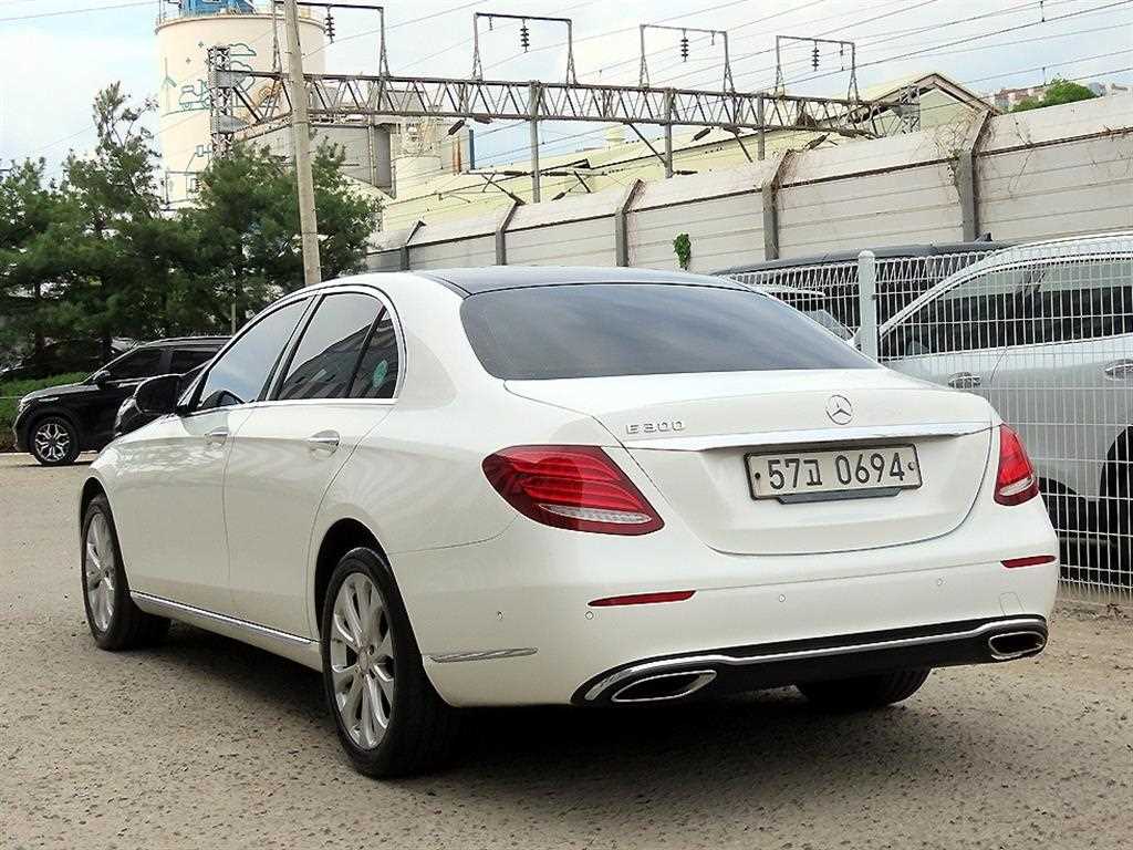 Mercedes Benz E class - Vista 4