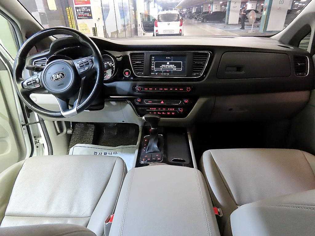 KIA Carnival - Vista 10