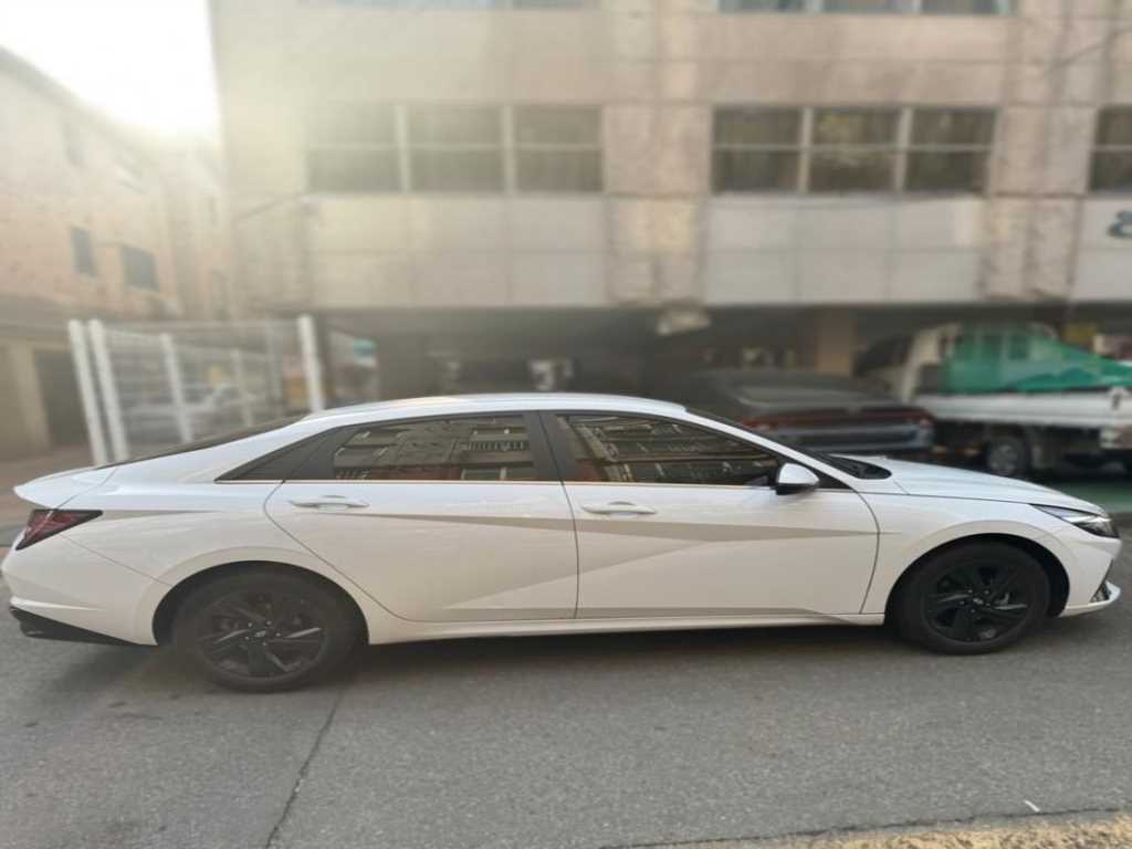 HYUNDAI Avante - Vista 2