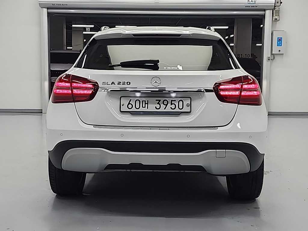 Mercedes Benz GLA Class - Vista 3