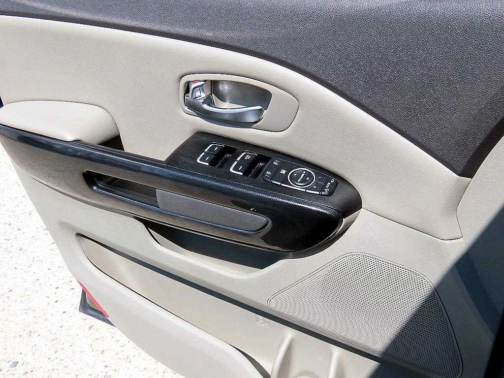 KIA Carnival - Vista 12