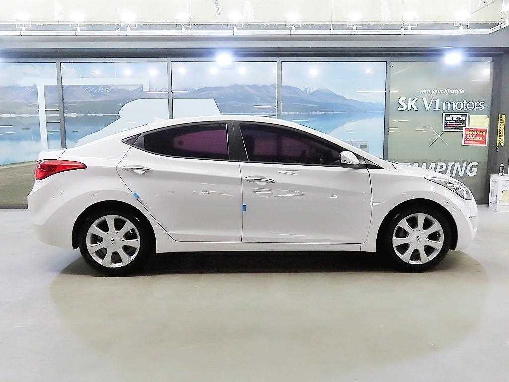 HYUNDAI Avante - Vista 3
