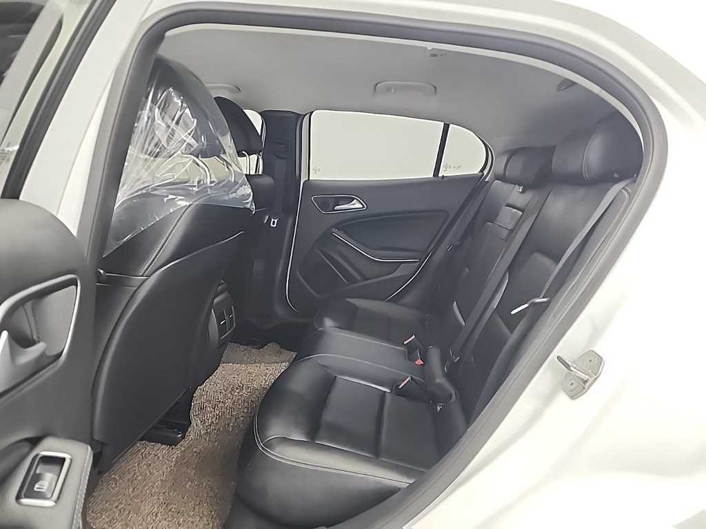 Mercedes Benz GLA Class - Vista 12