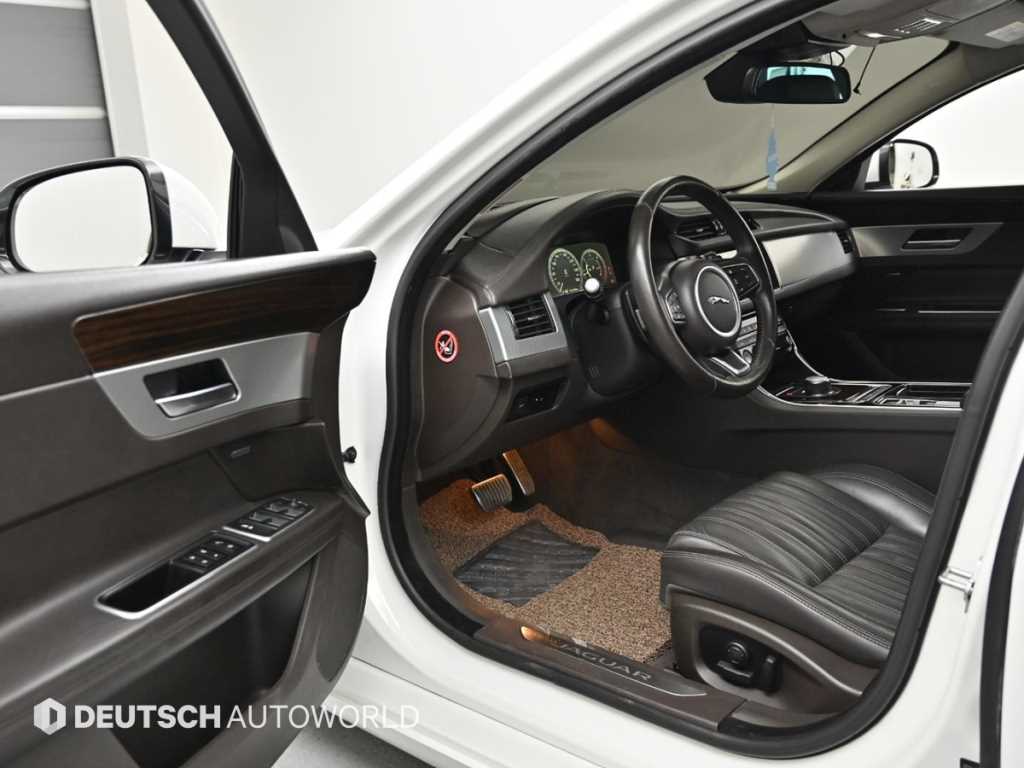 Jaguar XF - Vista 11