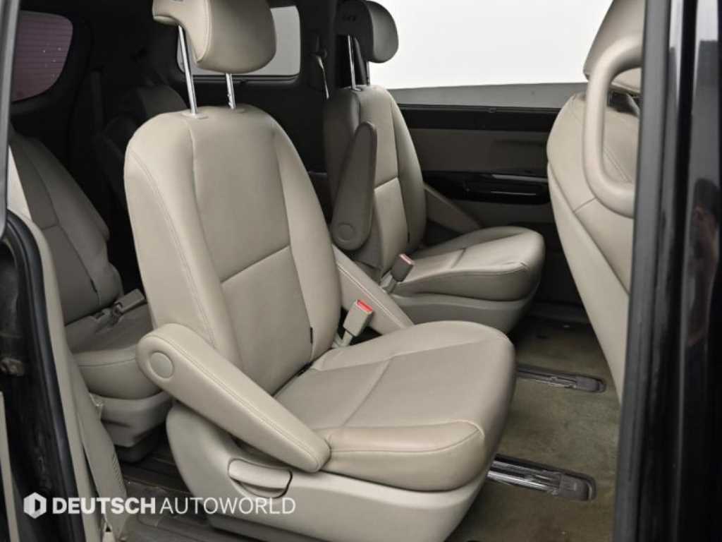 KIA Carnival - Vista 12