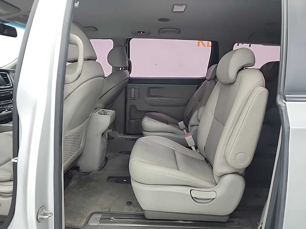 KIA Carnival - Vista 12
