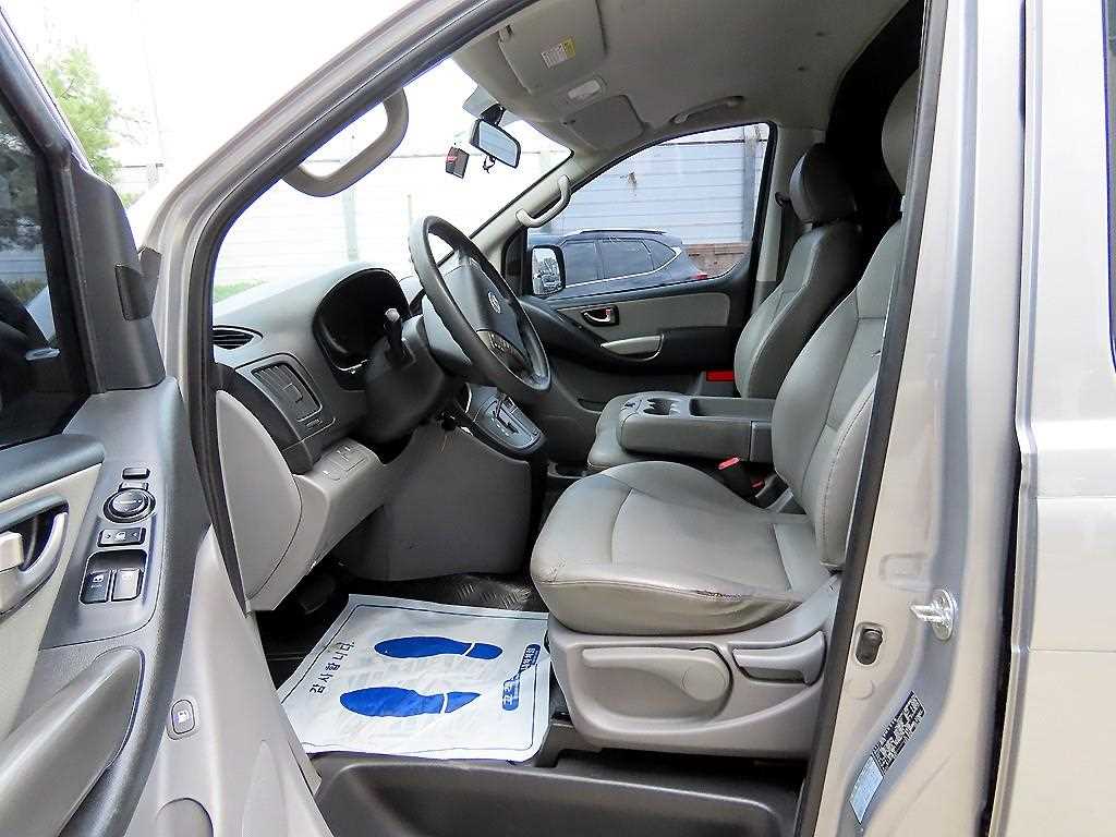 HYUNDAI Starex - Vista 5