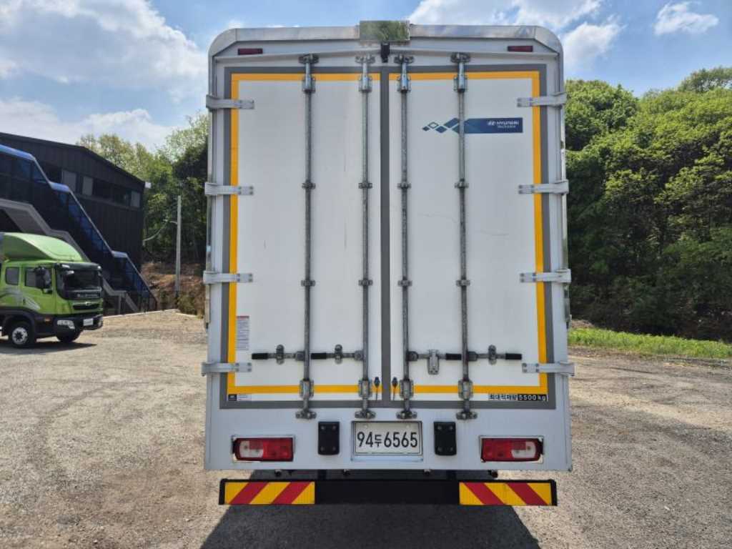 medium and large cargo truck - Vista 5