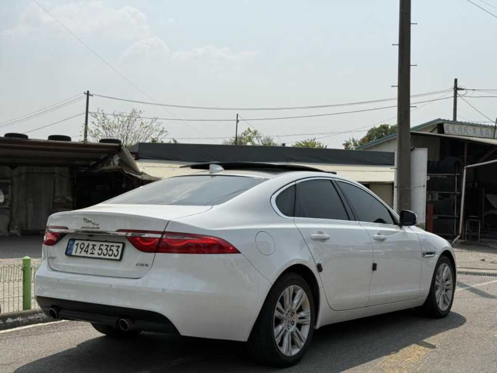 Jaguar XF - Vista 5