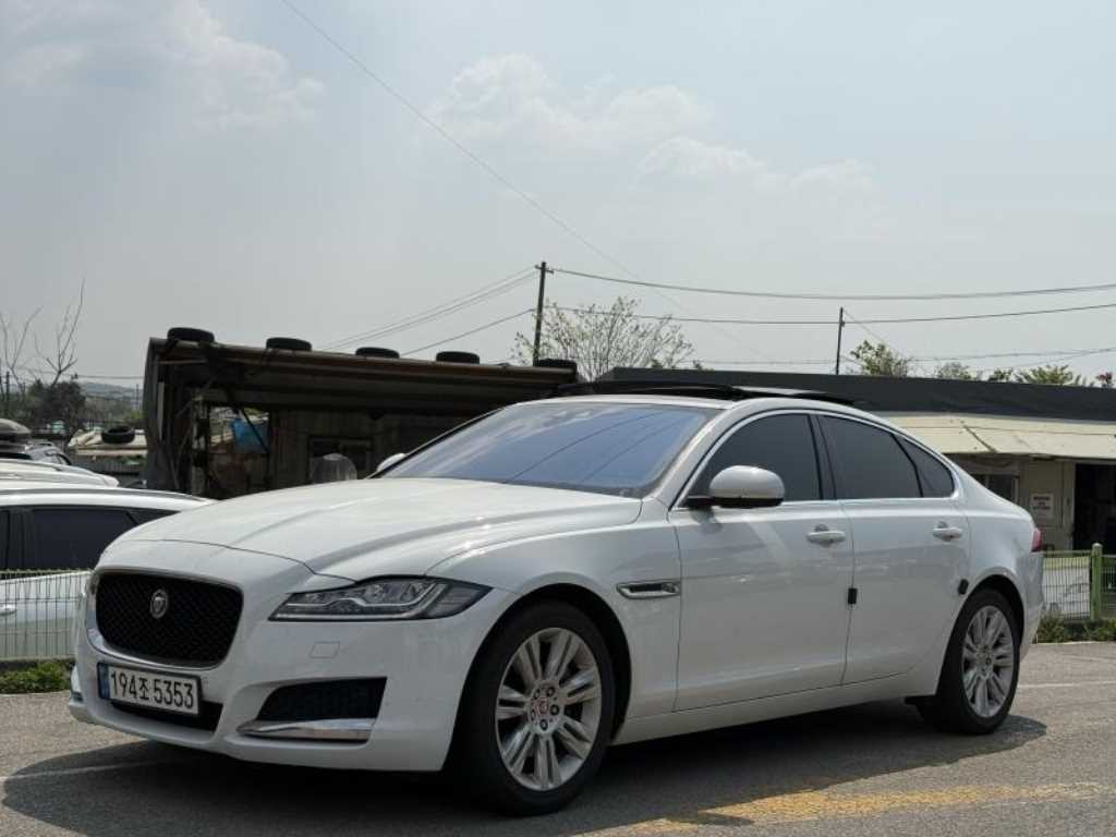 Jaguar XF - Vista 4