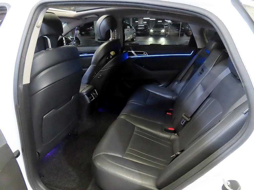 HYUNDAI Genesis - Vista 7