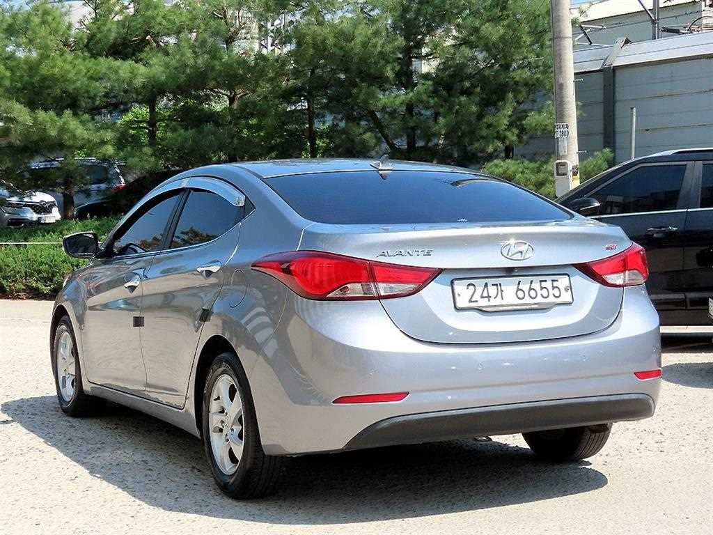 HYUNDAI Avante - Vista 3