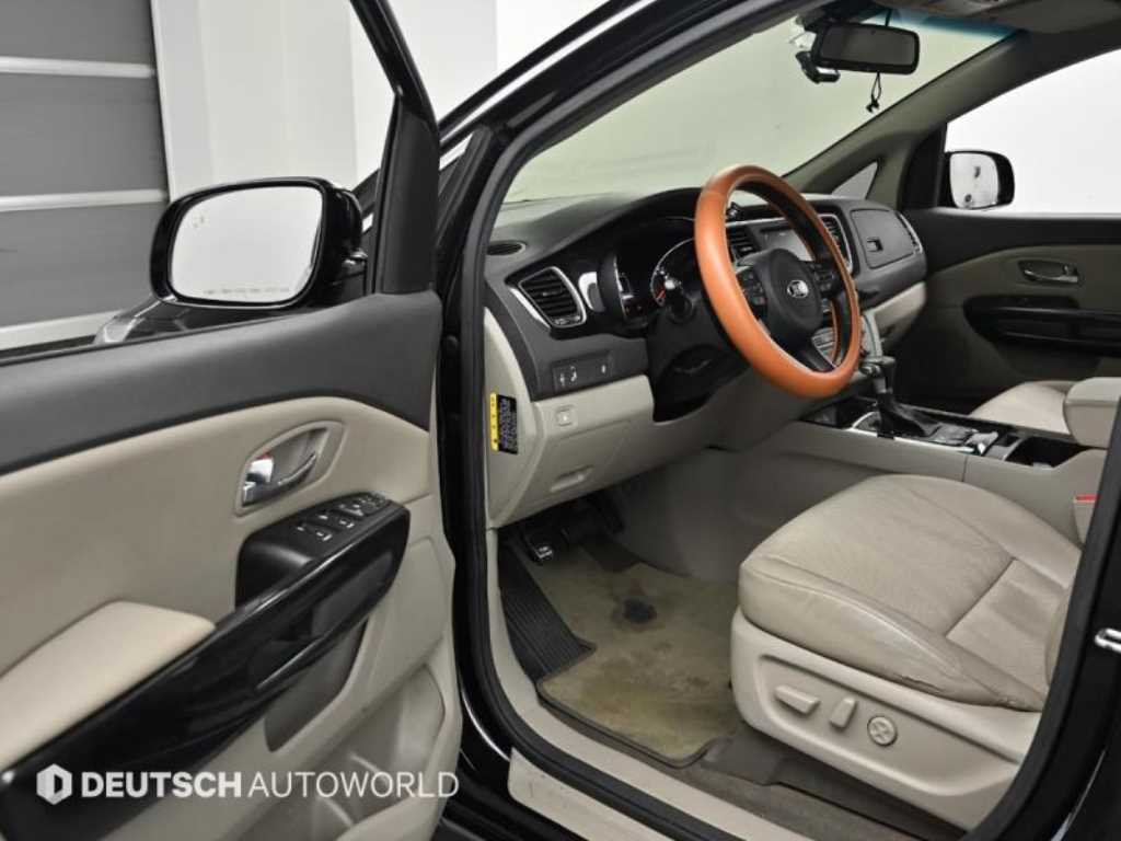 KIA Carnival - Vista 11