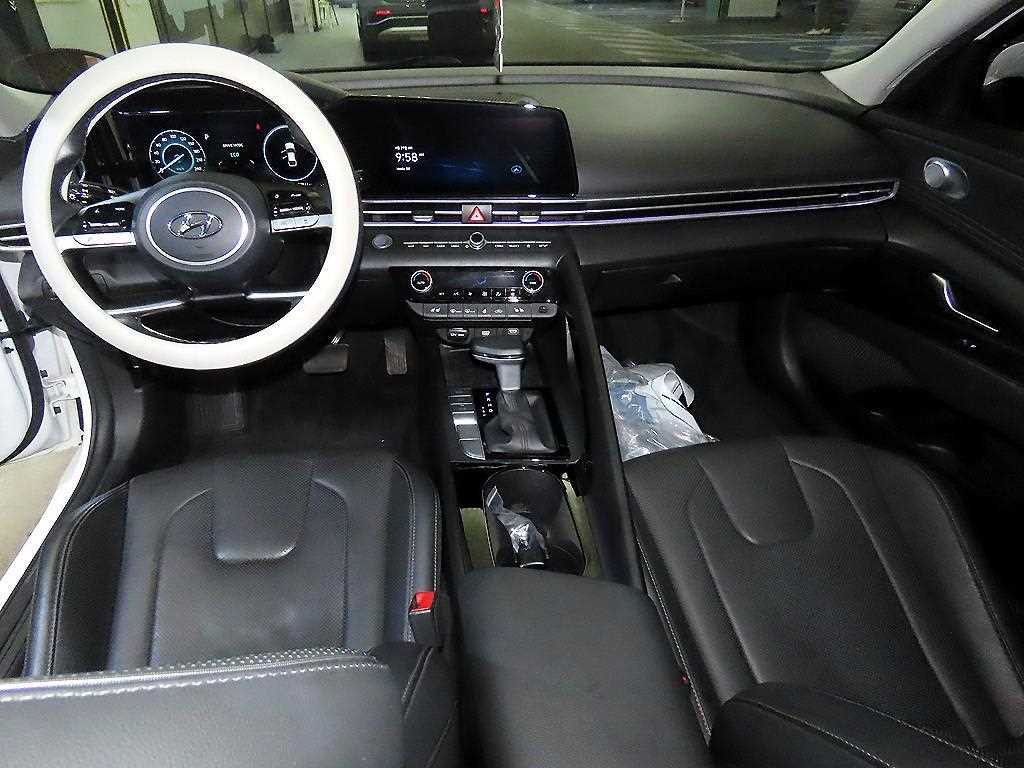 HYUNDAI Avante - Vista 10