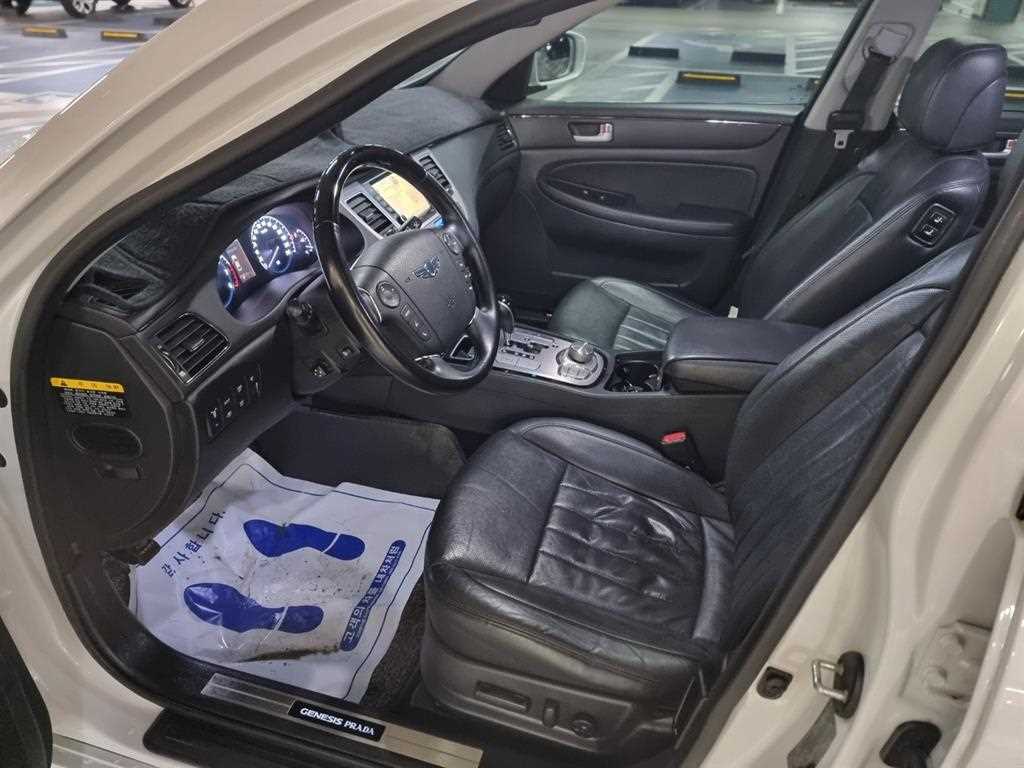 HYUNDAI Genesis - Vista 4