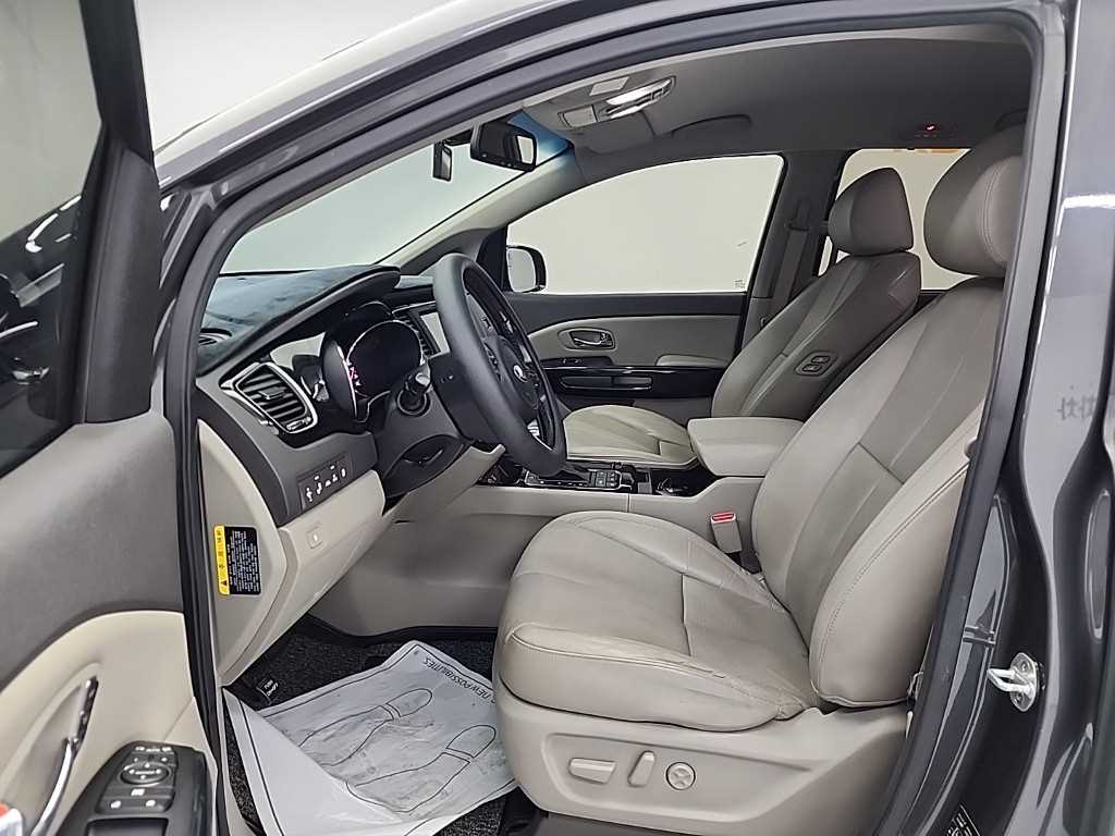 KIA Carnival - Vista 11