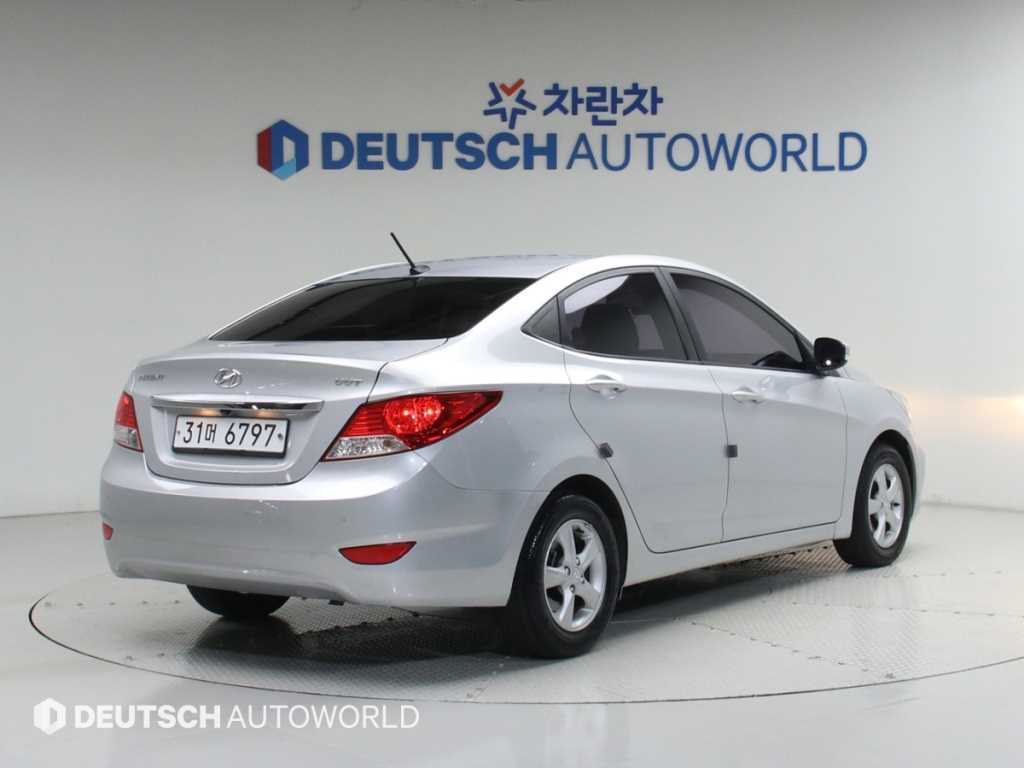 HYUNDAI Accent - Vista 2