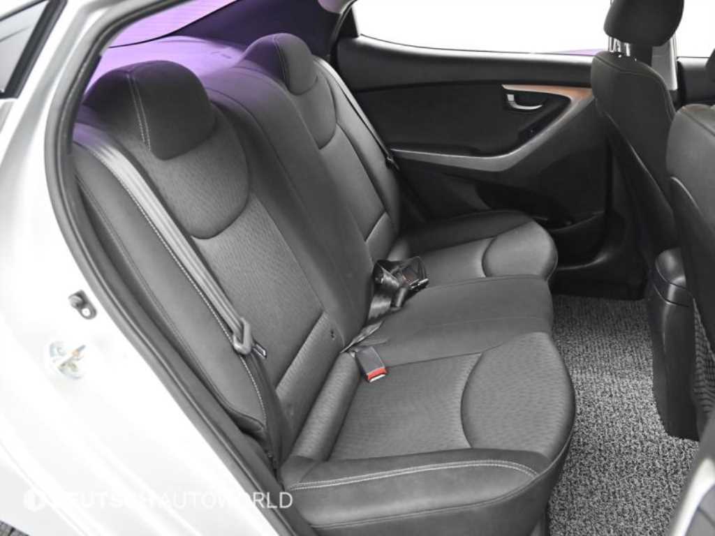 HYUNDAI Avante - Vista 12