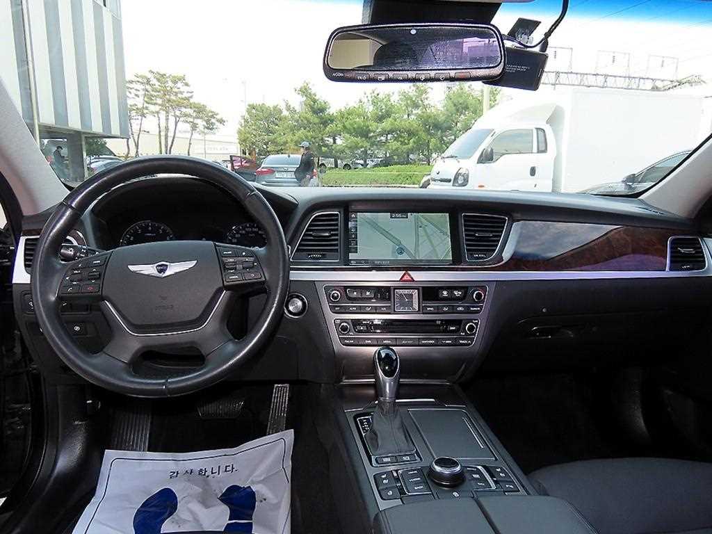 HYUNDAI Genesis - Vista 7
