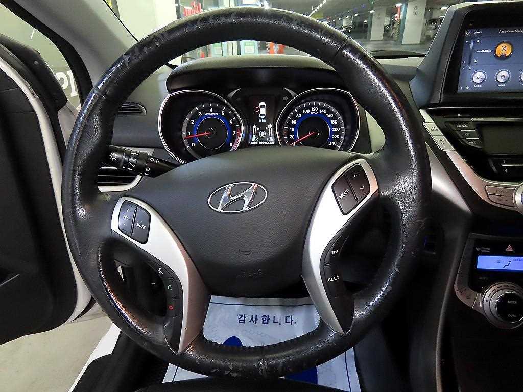 HYUNDAI Avante - Vista 8